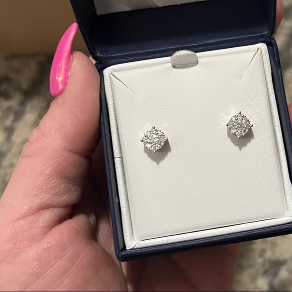 unbranded Jewelry - Diamond Cluster Post Earring in Sterling Silver
